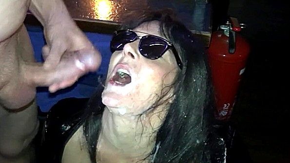 Порно Хаб: снимает трусики и трахает