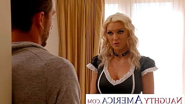Порно: Мелисса Мур в гэнгбэнге