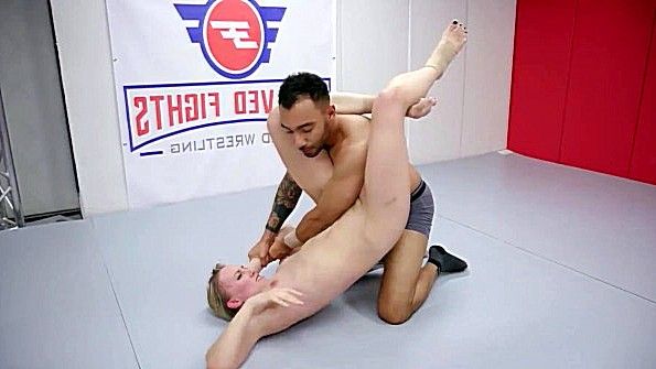 Порно: раздевалка под юбкой