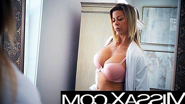 Порно: большая зрелая блондинка