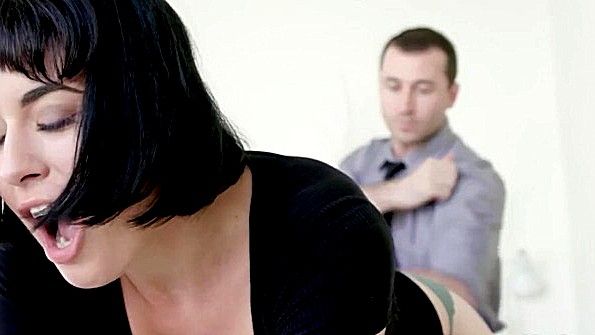 Порно: Сексуальная блондинка тверкает большой задницей