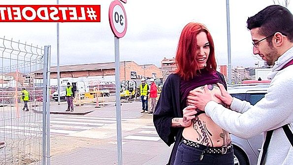Порно Хаб: ебет девку пока та играет
