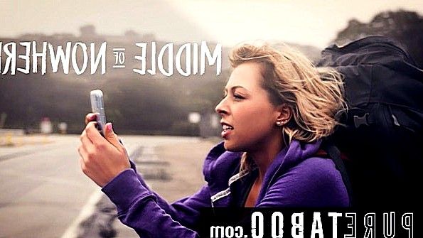 Порно: девушка смеется