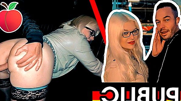 Порно: Жопа на улице