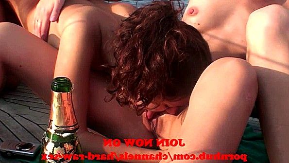 Порно: просто так сделала минет