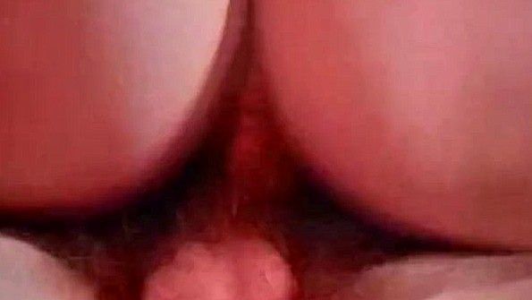 Порно: Брюнетка трахается в домашнем видео