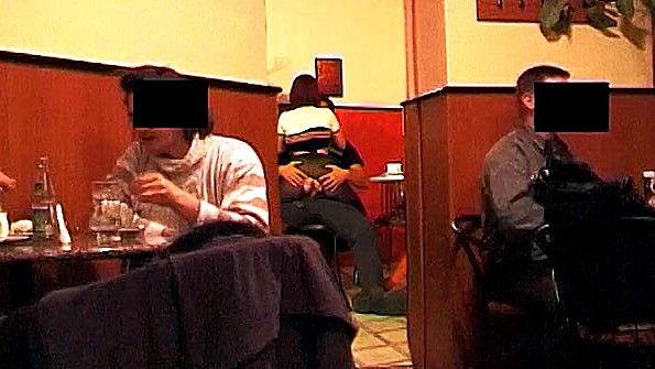 Порно: негры кончают в рот блондинке