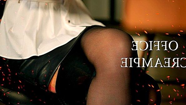 Порно Хаб: девушку трахает говорящая кукла