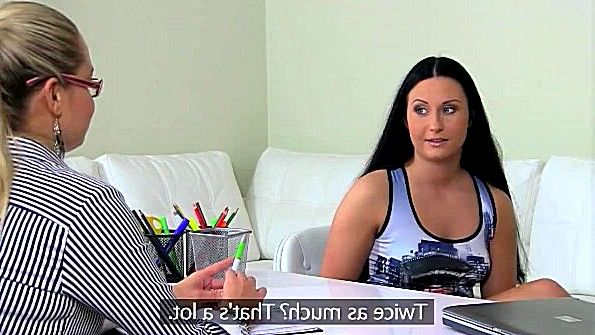Порно Хаб: девочку ебут она против